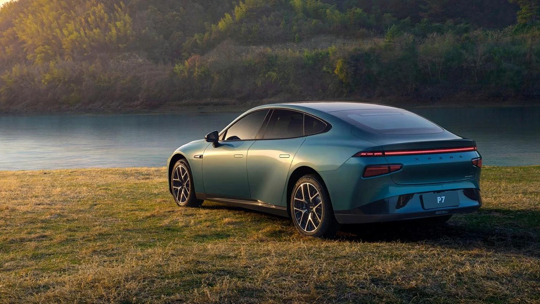 1687874-2023 P7 Rear 3QTR Lake.jpg