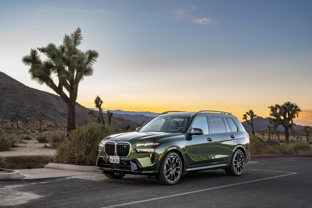 1670025-BMW X7 M60i verde ermes008.jpg