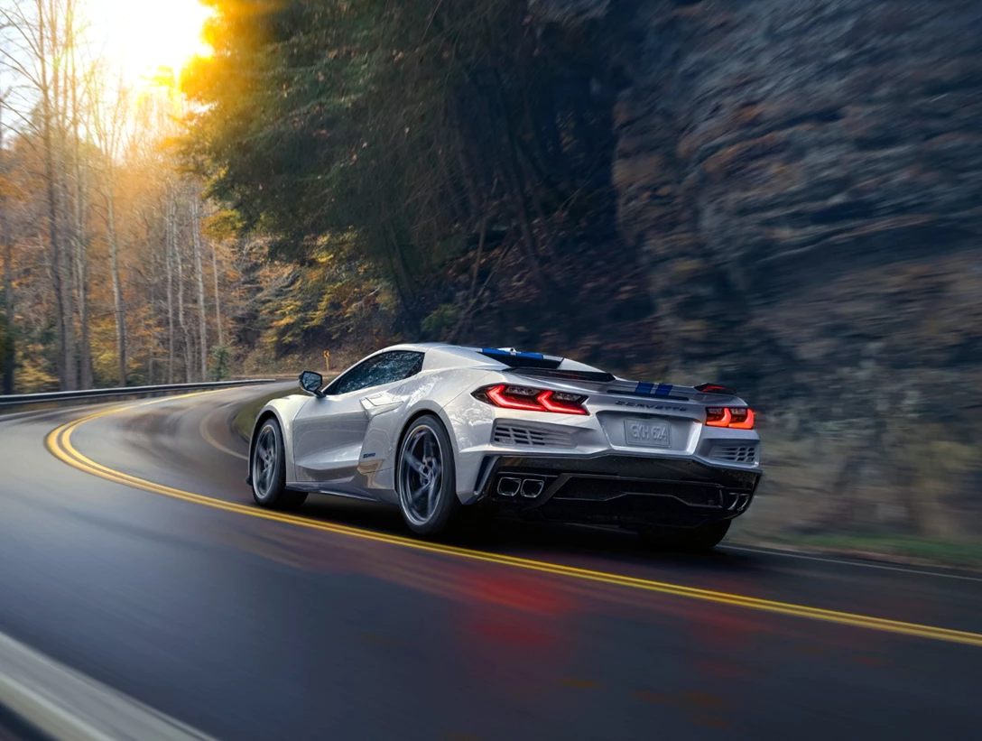 1676368-2024-chevrolet-corvette-e-ray-3lz-007.jpg