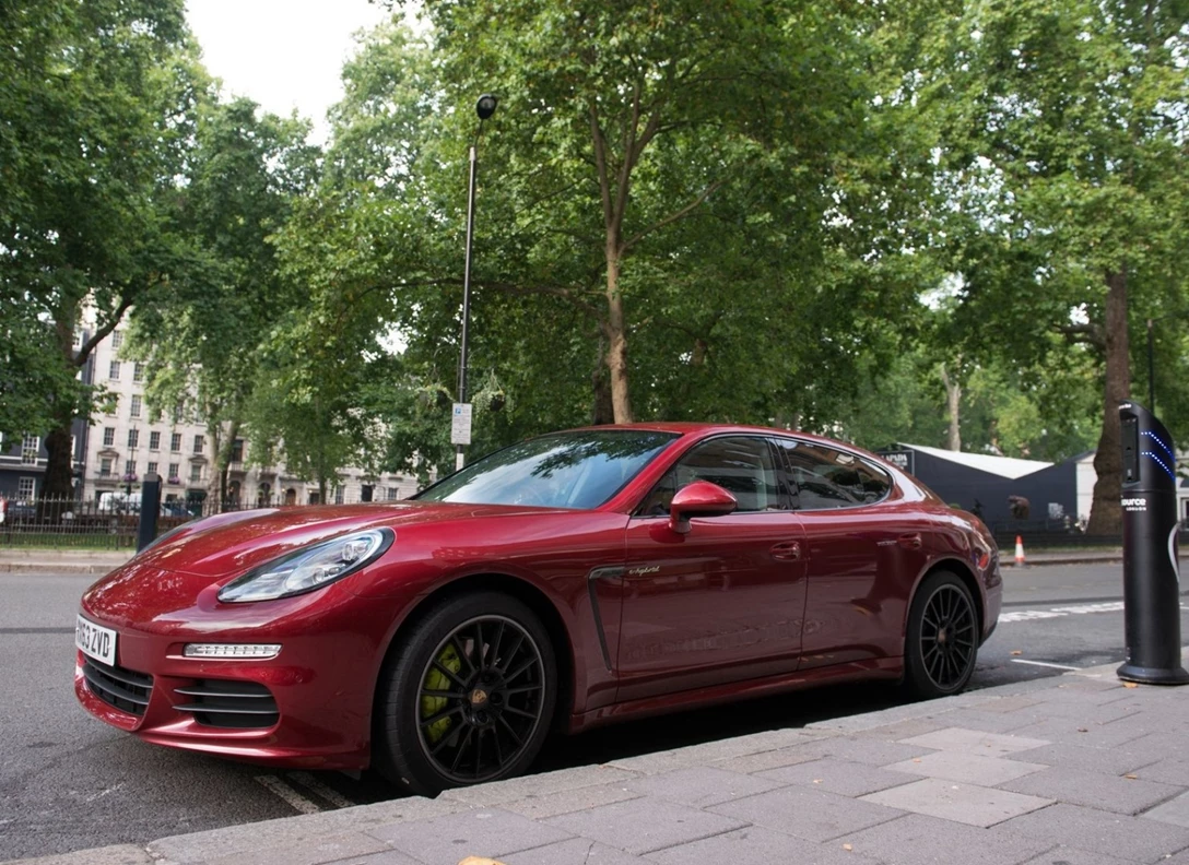 1606336-Porsche-Panamera-2009-2015-04.jpg