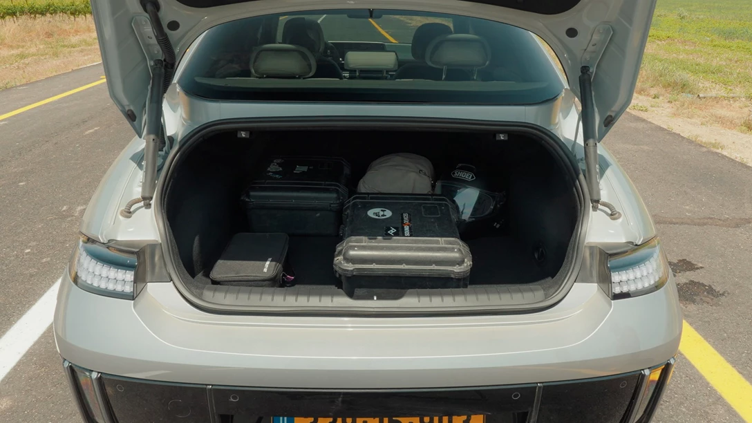 1682636-Hyundai IONIQ 6 2023.00_05_58_24.Still068 copy-min.jpg