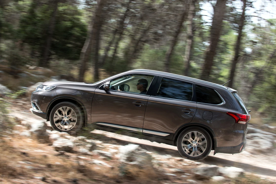 1589564-מיצובישי אאוטלנדר מתיחת פנים מבחן דרכים (10).jpg