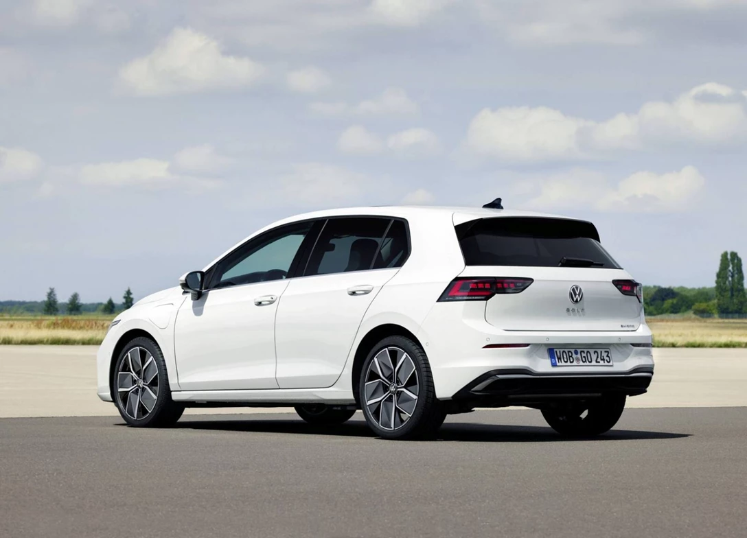 1700363-Volkswagen-Golf-2024-03-FL.jpg