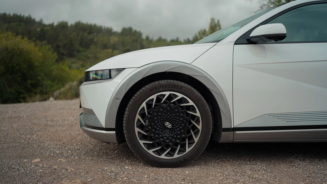 1681751-Hyundai IONIQ 5 vs Skoda Enyaq vs KIA EV6 vs TOYOTA BZ4X - 2023.00_12_43_19.Still044 copy.jpg