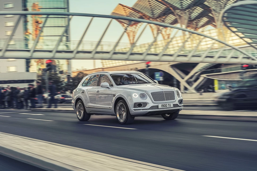 1592576-Bentley Bentayga Hybrid - 01.jpg