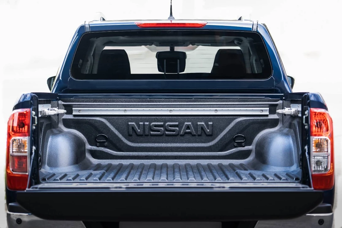 1617401-Nissan Navara Double Cab Blue - Load area.jpg