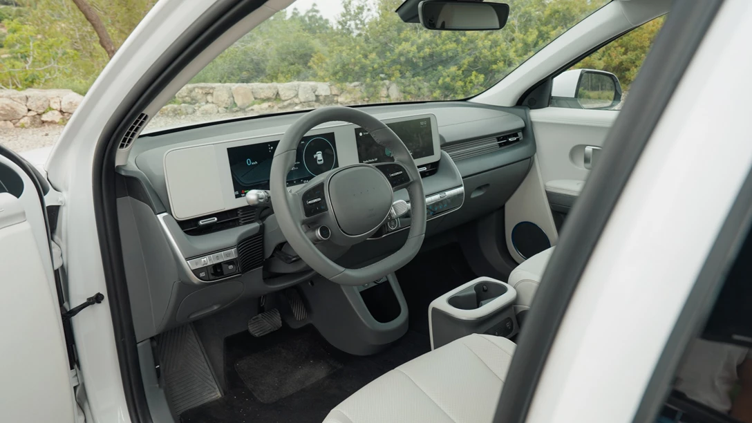 1681737-Hyundai IONIQ 5 vs Skoda Enyaq vs KIA EV6 vs TOYOTA BZ4X - 2023.00_46_05_19.Still139 copy.jpg