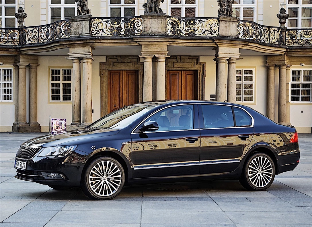 1647622-Skoda-Superb-2013-03.jpg