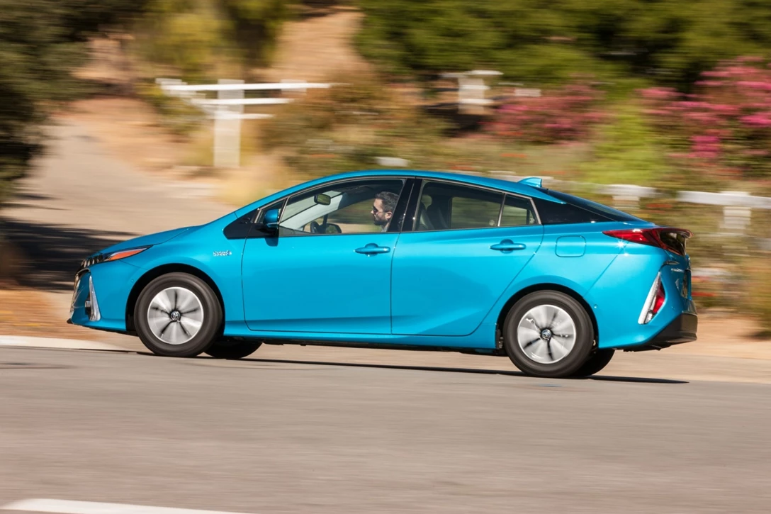 1590340-2017_Toyota_Prius_Prime_Advanced_002_FADE50FB678C9A4906C8B68A6917BADCA9790568.jpg