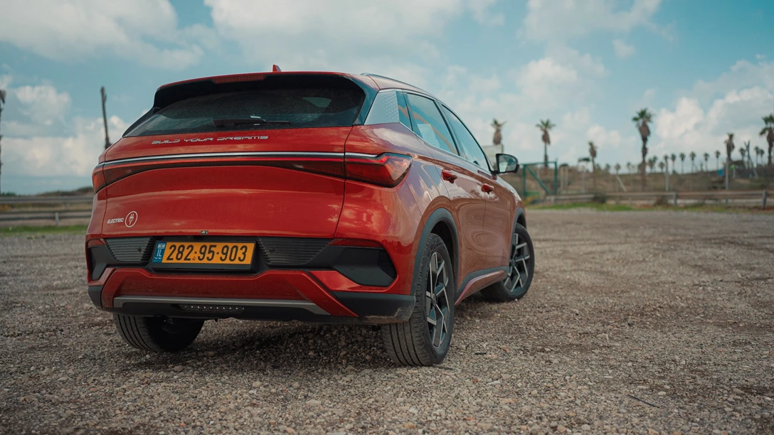 1673502-BYD ATTO 3 vs Geely Geometry C.00_59_23_24.Still062 copy.jpg