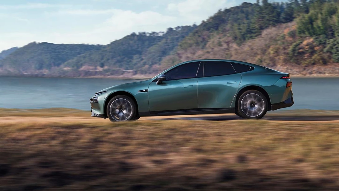 1687873-2023 P7 Side Profile Dynamic.jpg