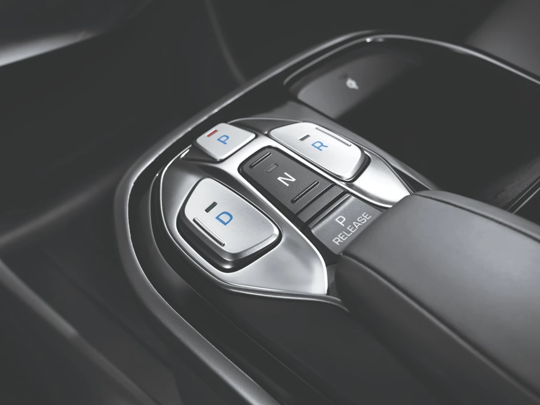 1635179-AE_EV_2020_EU_LHD_INTERIOR_ELECTRONIC_GEAR_SHIFT_BUTTON_CMYK.jpg