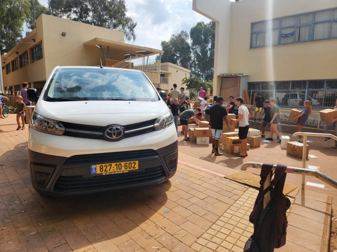 1689383-טויוטה פרואייס במשימת סיוע.jpg