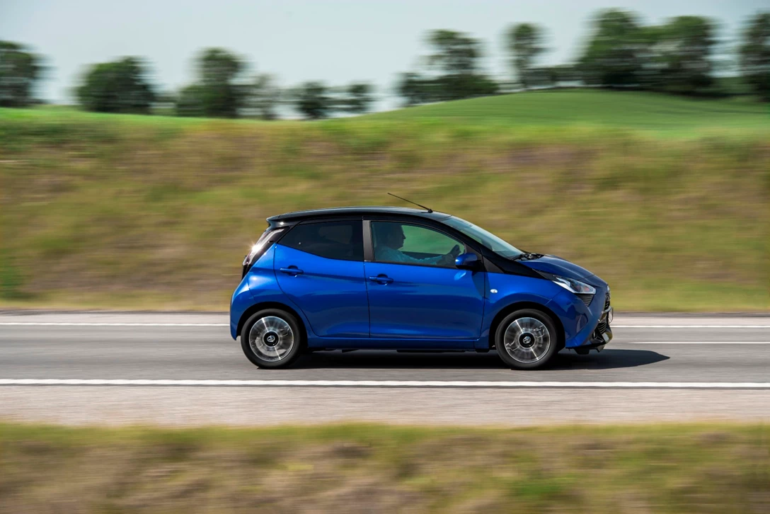 1597146-AYGO_Blue_014.JPG