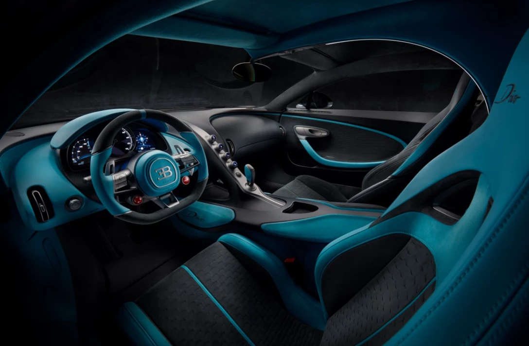 1601411-17_Bugatti-Divo_driver.jpg