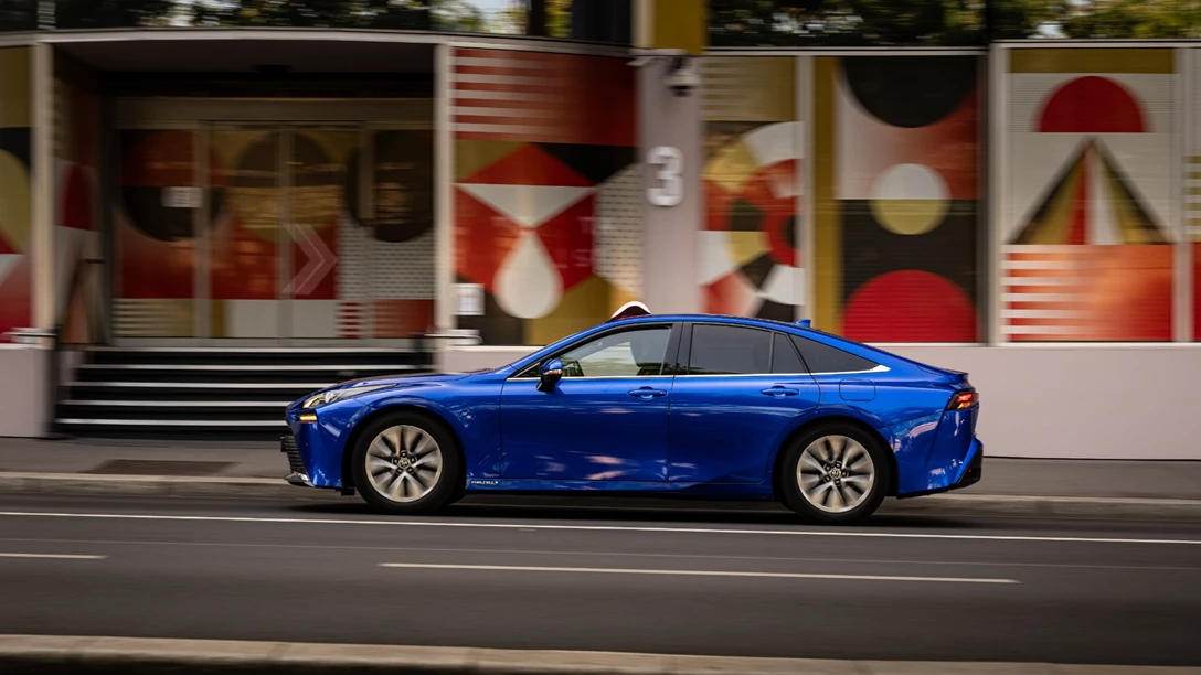1701474-Toyota Mirai Taxi 06.jpg