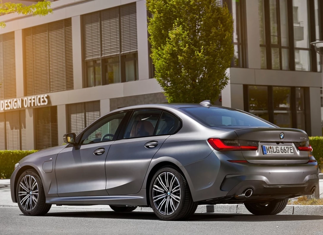 1643152-BMW-330e_Sedan-2021-02.jpg