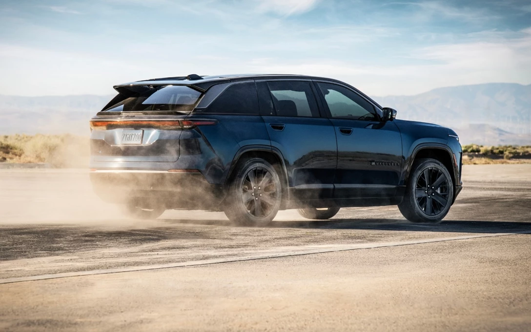 1697307-JeepWagoneerS (2)-min.jpg