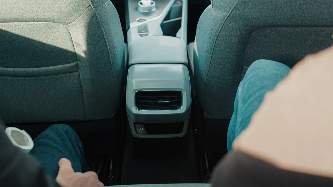 1673524-BYD ATTO 3 vs Geely Geometry C.01_40_28_04.Still088 copy.jpg