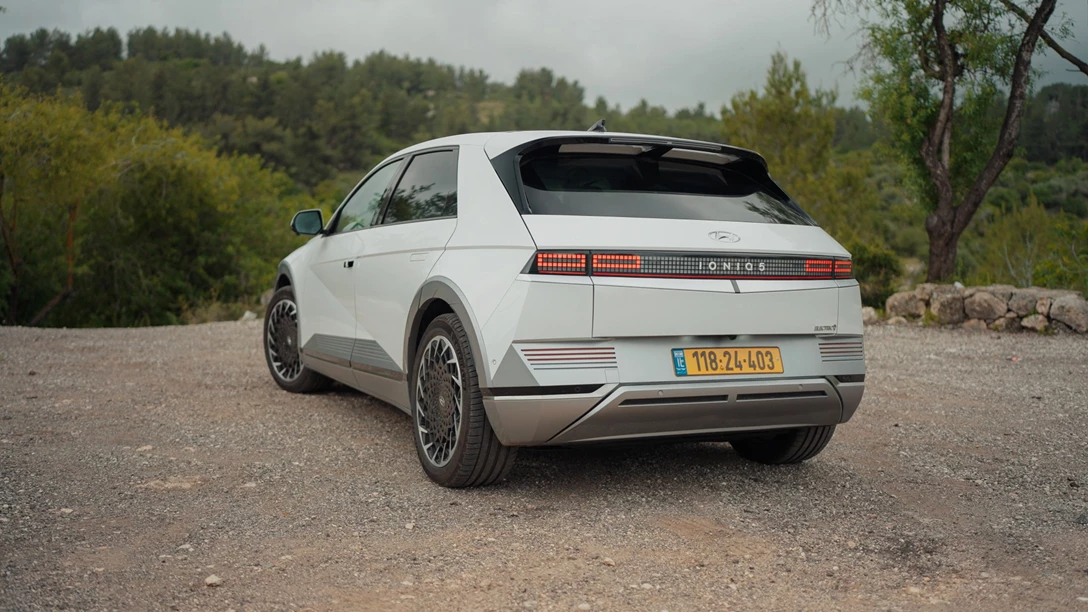 1681764-Hyundai IONIQ 5 vs Skoda Enyaq vs KIA EV6 vs TOYOTA BZ4X - 2023.00_14_37_15.Still051 copy.jpg