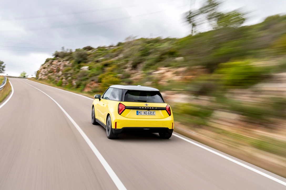 1696805-BF_MINI_Cooper_SE_Sunny_Side_Yellow_042024_00015.jpg