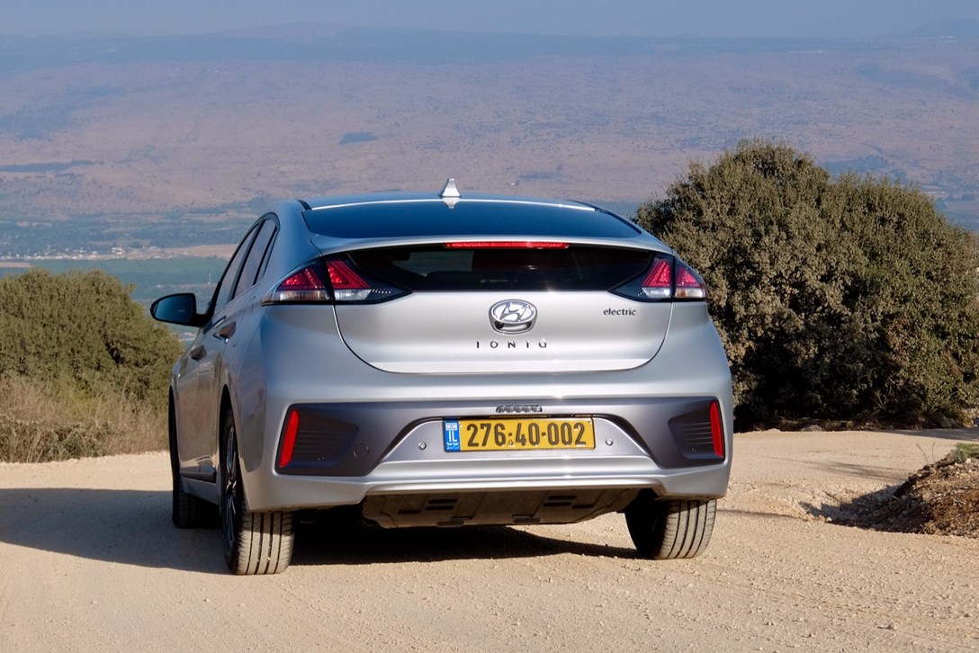 1635696-יונדאי איוניק חשמלית מתיחת פנים מבחן דרכים - 3.jpeg