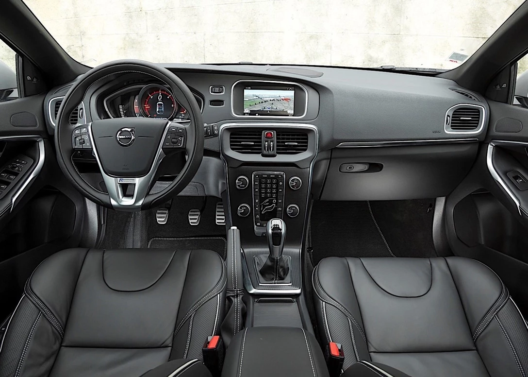 1663731-Volvo-V40-2019-05.jpg