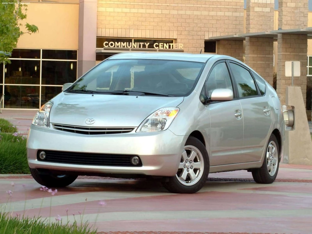 1592152-Toyota-Prius 1.jpg