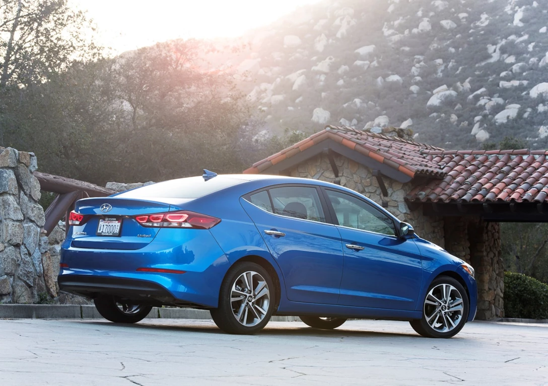 1636299-Hyundai-Elantra-2017-04.jpg