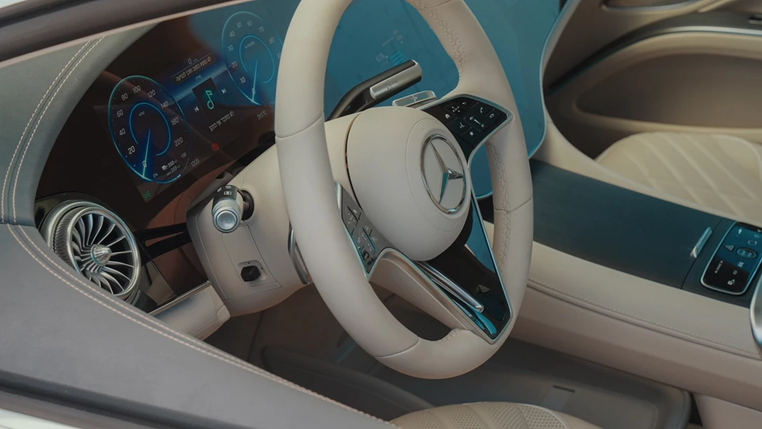 1679124-Mercedes-Benz EQS.00_02_38_03.Still004 copy-min.jpg