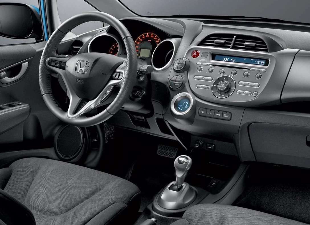 1658140-Honda-Jazz-2013-08.jpg