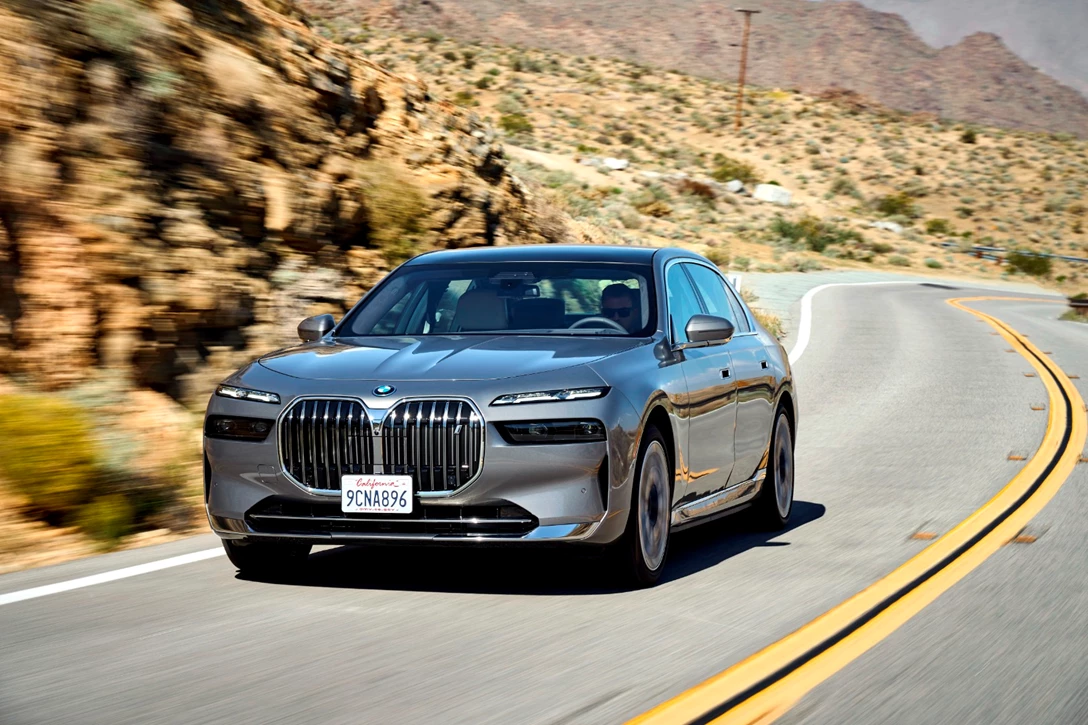 1670734-BMW i7 xDrive Oxid Grey_008.JPG