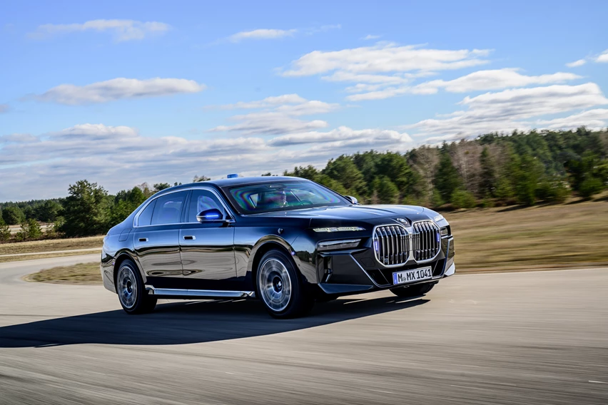 ב.מ.וו i7 פרוטקשן לפי המיקום בכתבה