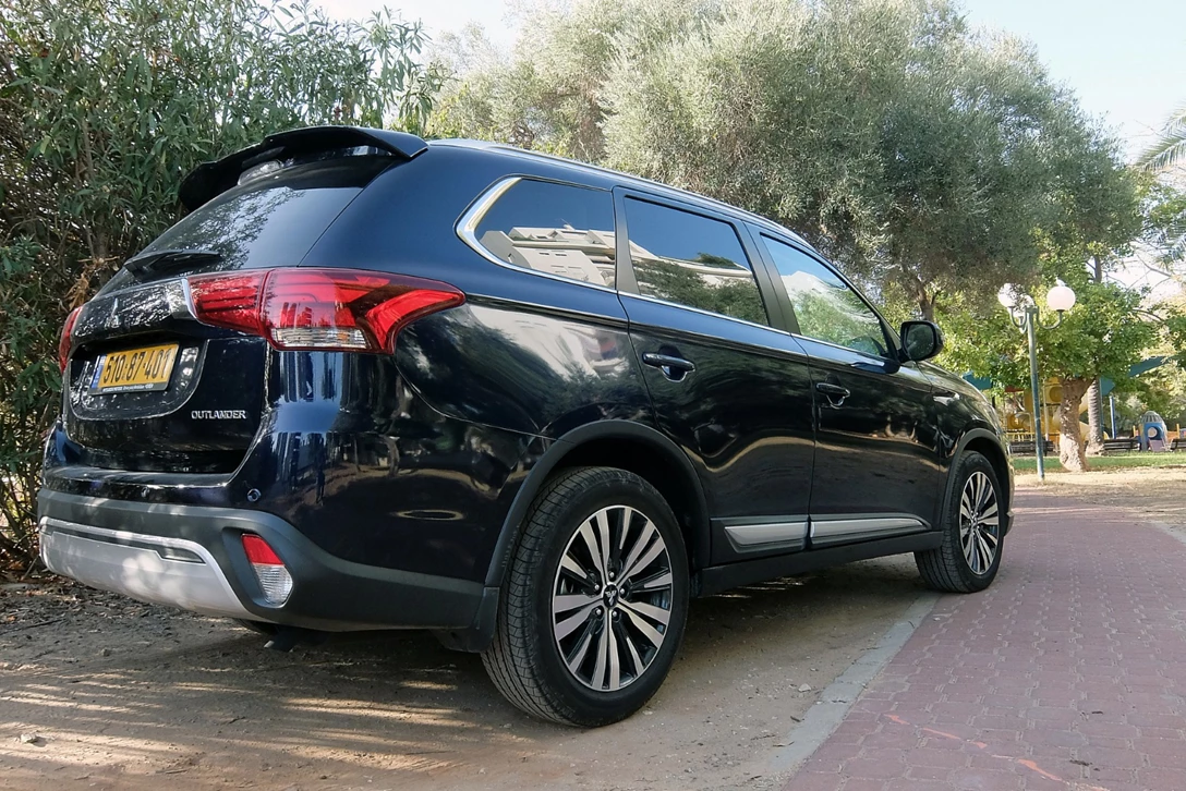 1606629-מיצובישי אאוטלנדר מ.נפנים מבחן דרכים (4).JPG