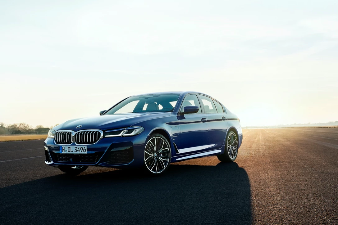 1632587-P90389014_highRes_the-new-bmw-530e-xdr.jpg
