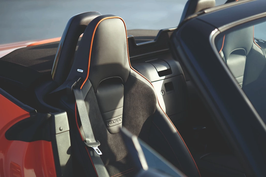 1611455-MAZ1901_2019_MX-5_ROADSTER_SOFTTOP_19CY_30th_SV_US_LHD_C06_EXT_INT_RECARO_39L_hires.jpg