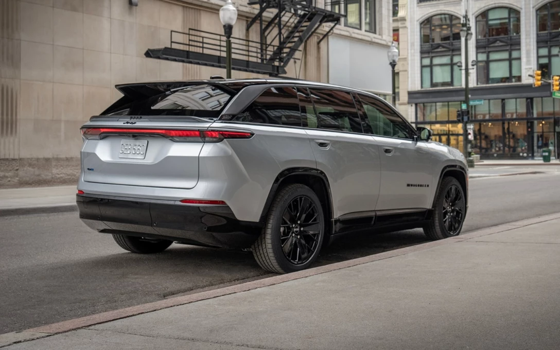 1697308-JeepWagoneerS (3)-min.jpg