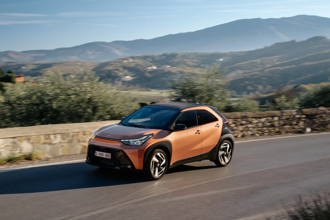 2026_Aygo X_High Grade_Cinnamon_Dynamic_003.jpg