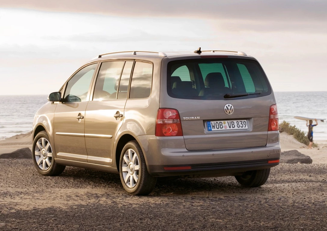 1594267-Volkswagen-Touran 2.jpg