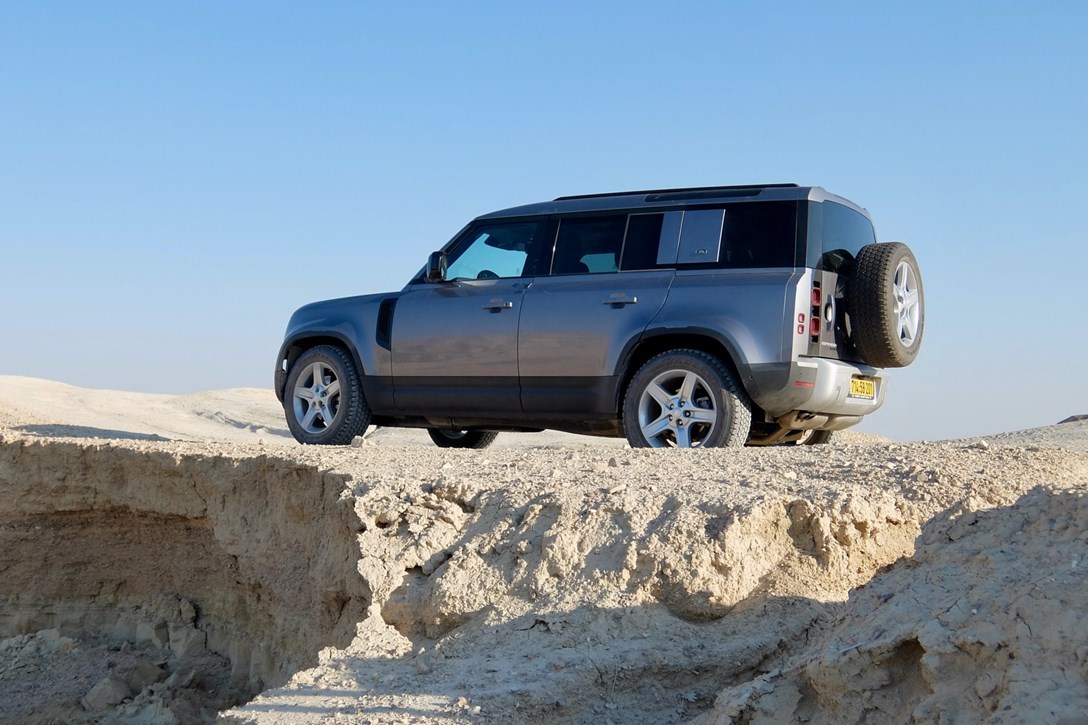 1635467-לנדרובר דיפנדר - 12.jpeg