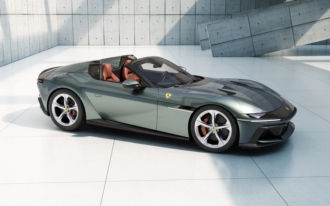1696716-New_Ferrari_V12_ext_01_spider_455925d6-16b6-4e73-8a32-ff4dc25bf835-min.jpg
