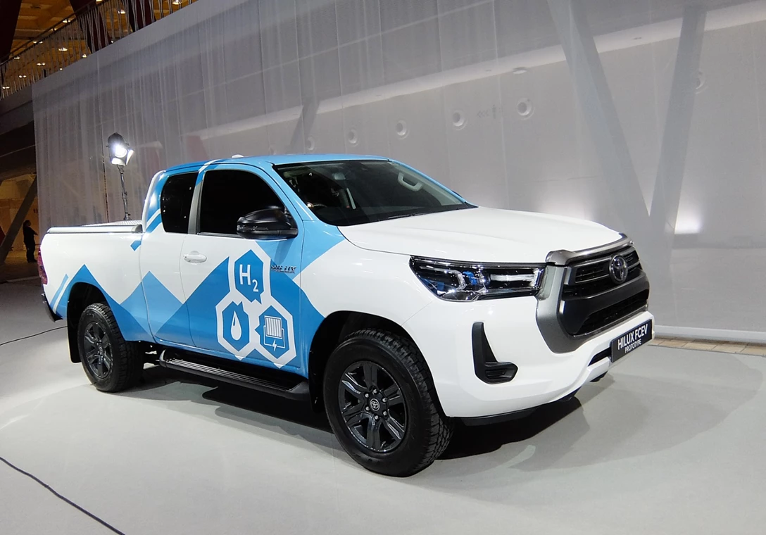 1690932-אחד משלושה בכחול לבן.JPG