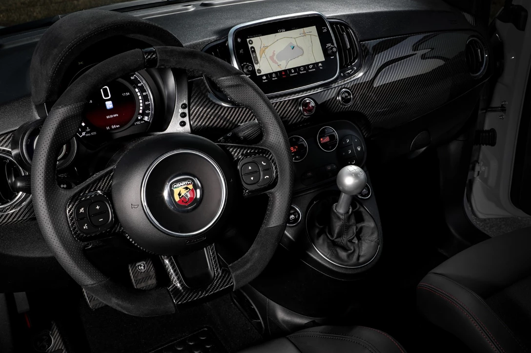 1612844-190225_Abarth-interni_595_05.jpg