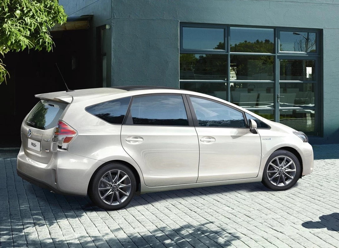 1657783-Toyota-Prius-Plus-2017-02.jpg
