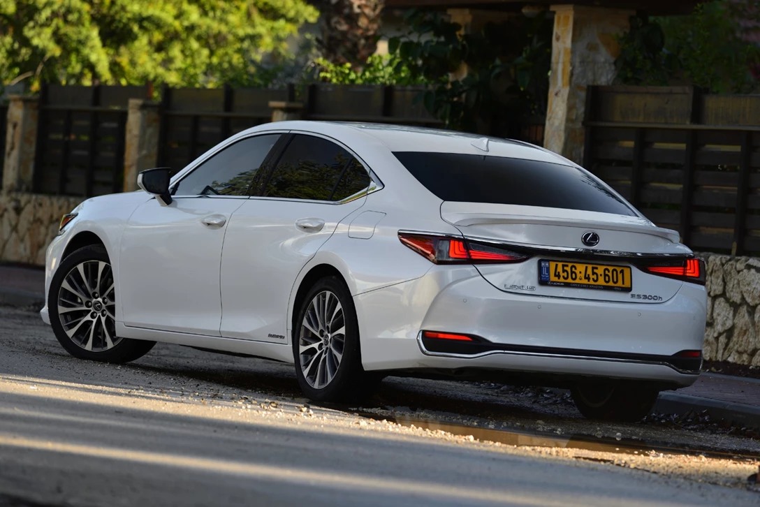 1612121-לקסוס ES - מבחן דרכים (13).jpg