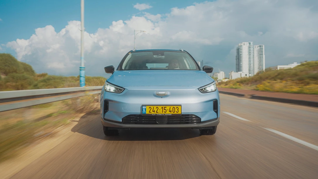 1673472-BYD ATTO 3 vs Geely Geometry C.00_22_15_17.Still022 copy.jpg