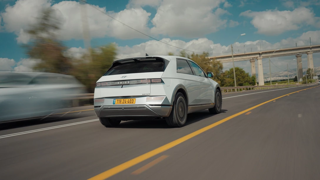 1681765-Hyundai IONIQ 5 vs Skoda Enyaq vs KIA EV6 vs TOYOTA BZ4X - 2023.01_39_17_07.Still178 copy.jpg