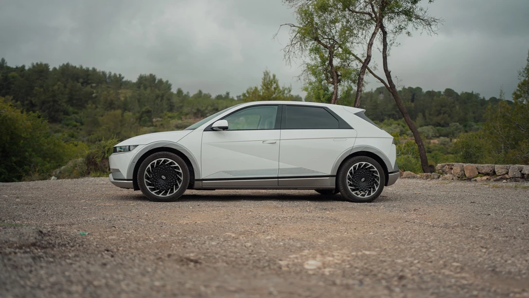 1681749-Hyundai IONIQ 5 vs Skoda Enyaq vs KIA EV6 vs TOYOTA BZ4X - 2023.00_12_11_11.Still042 copy.jpg