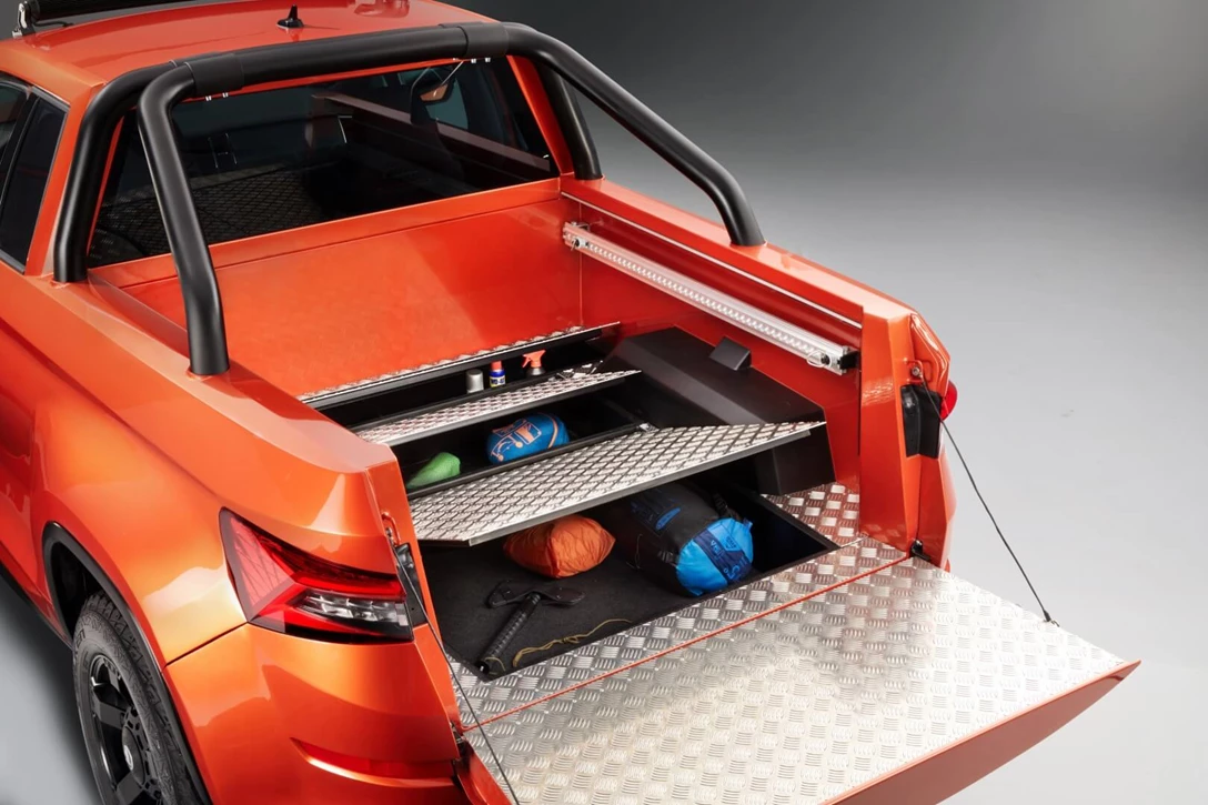 1617342-Mountiaq_boot_storage [Desktop Resolution].jpg