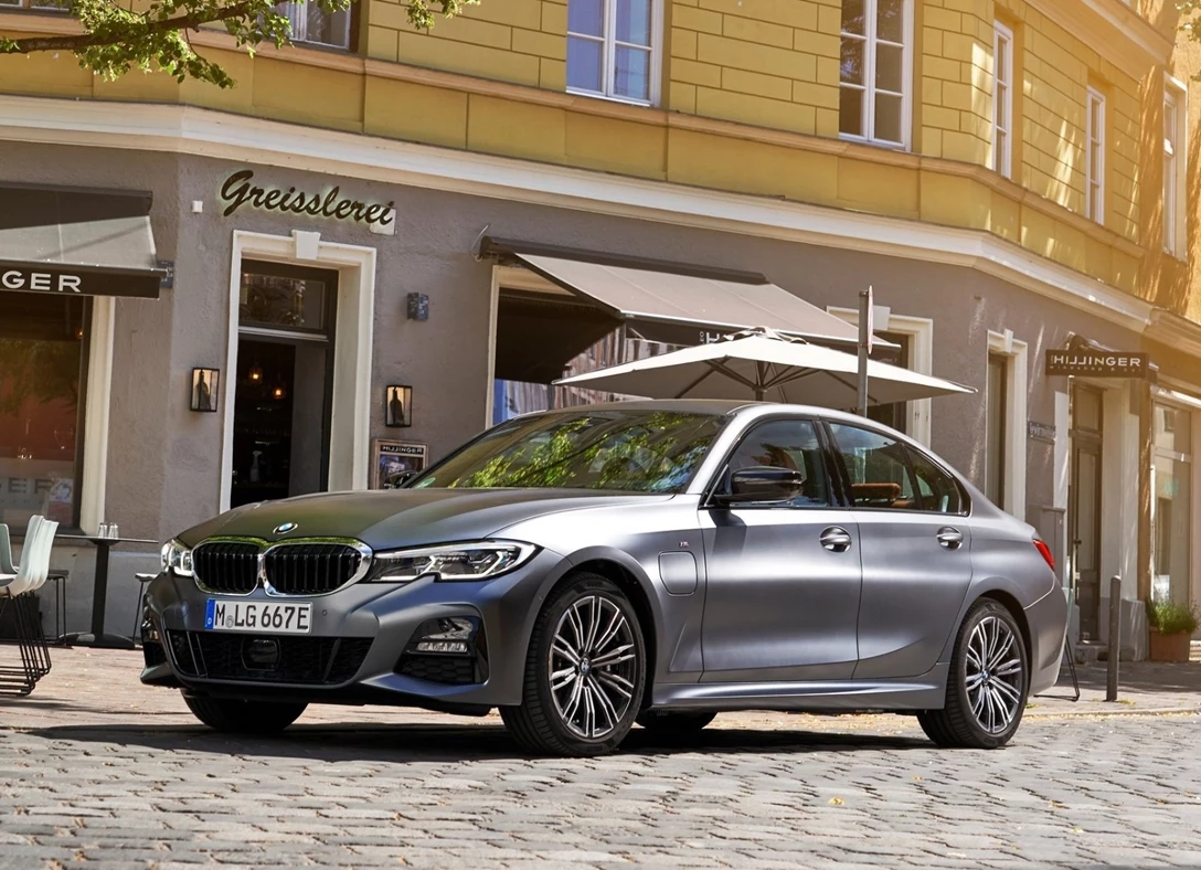 1643169-BMW-330e_Sedan-2020-01.jpg